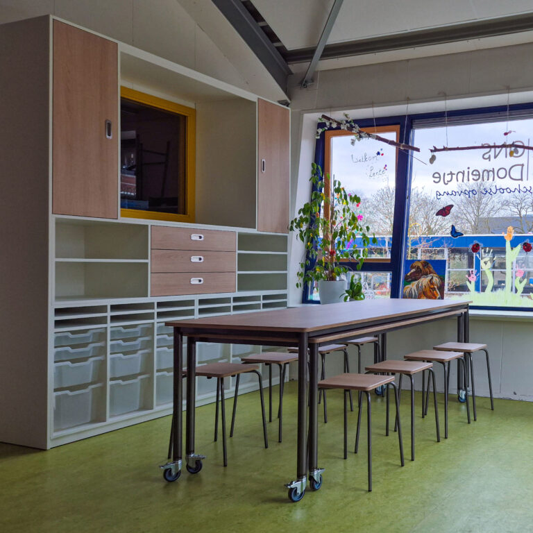 2KICK Kastenwand, onderschuif tafels, kruk Sam STRAMIEN