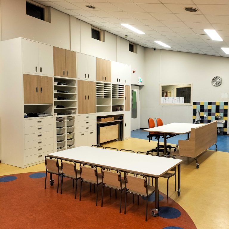 2KICK Kastenwand, Tafel op wielen, kinderstoel Industrie kopie