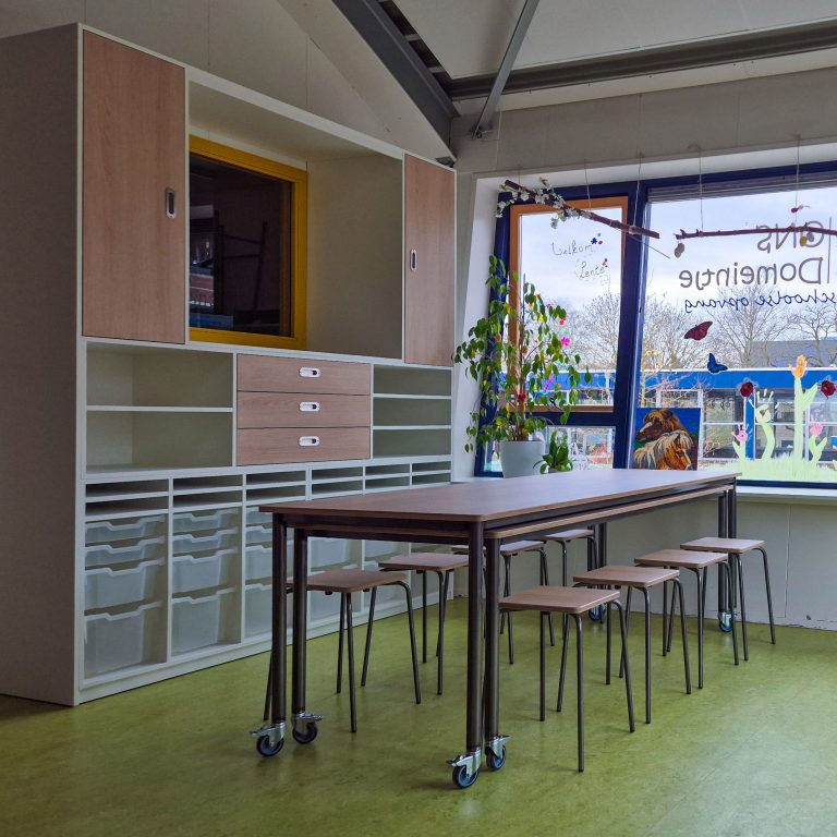 2KICK Kastenwand, onderschuif tafels, kruk Sam STRAMIEN